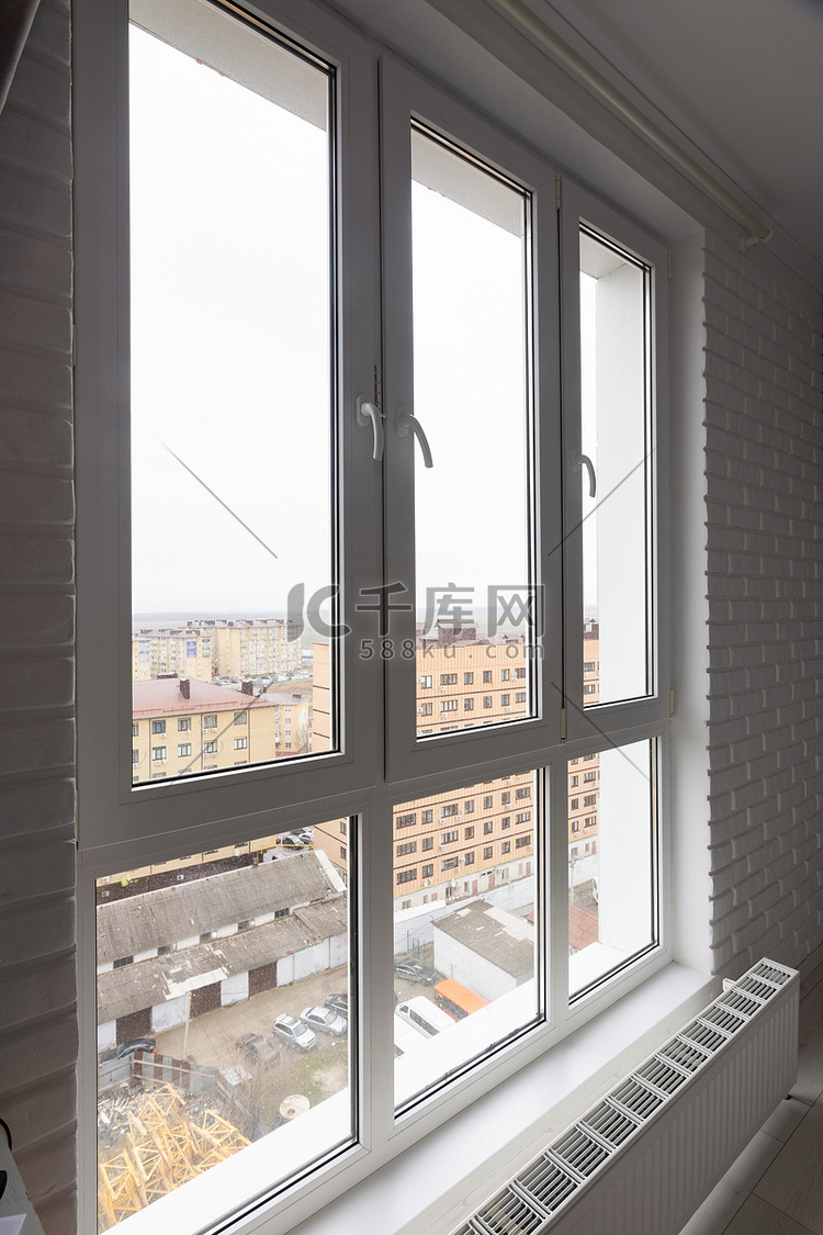 公寓内的彩色玻璃高宽塑料窗