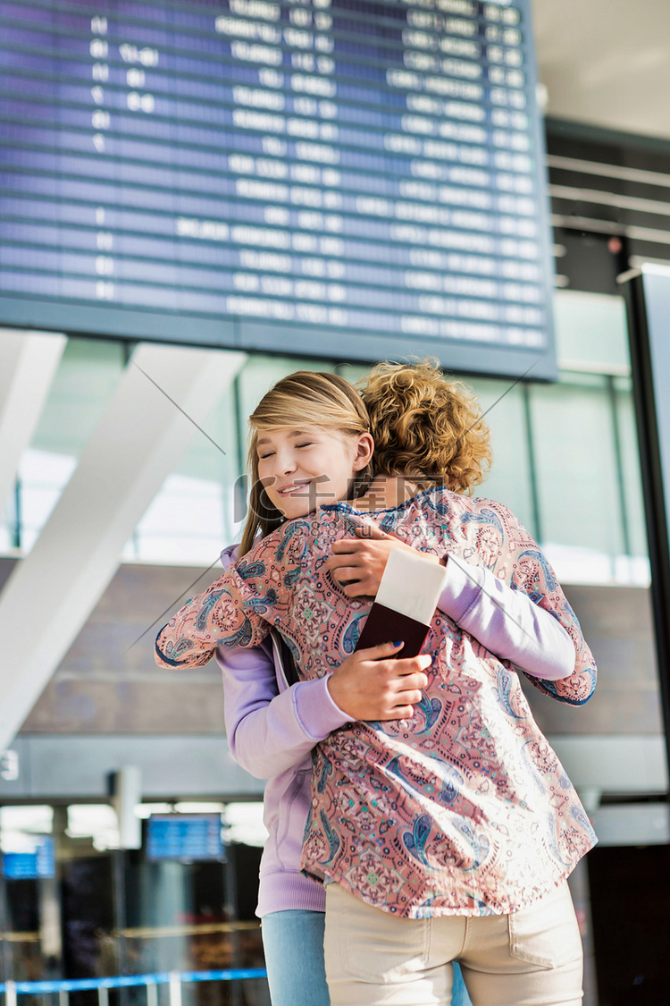 年轻少女在机场与母亲重逢的画像