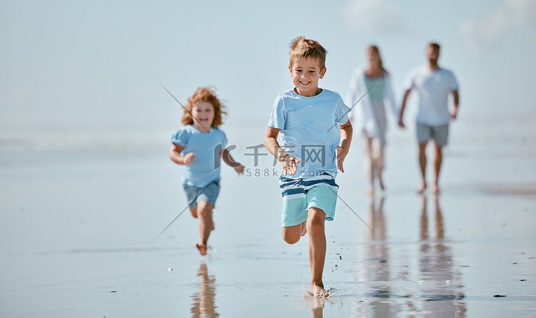 夏天，孩子们与兄弟姐妹一起在海