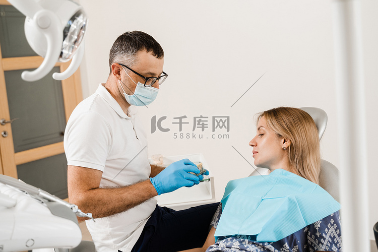 为牙科患者女性提供牙科修复咨询