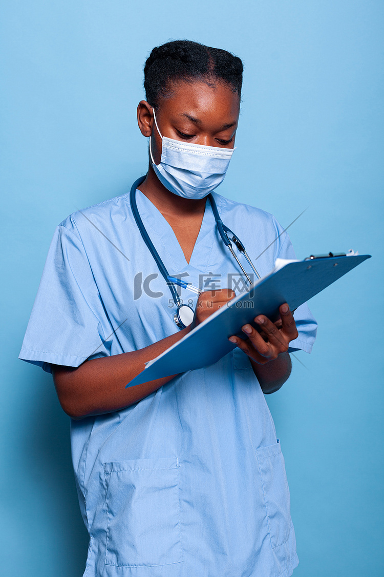 戴防护医用面罩的非裔美国从业者