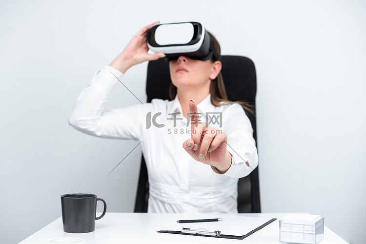 女商人戴着虚拟现实耳机并做手势