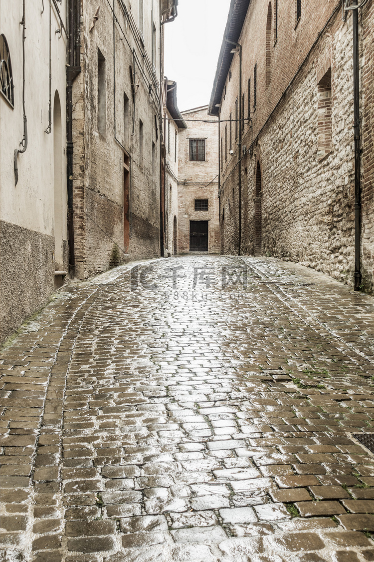 典型的意大利城市街道在雨中
