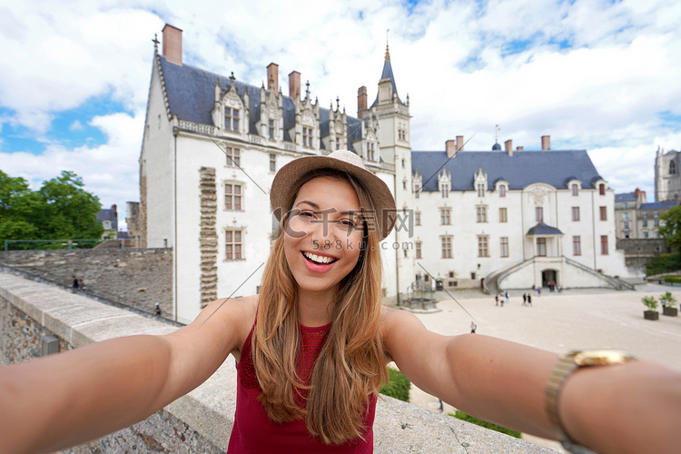 参观法国南特城堡的快乐旅行者女