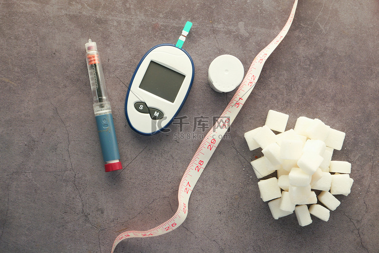 黑色背景中的糖尿病测量工具、胰