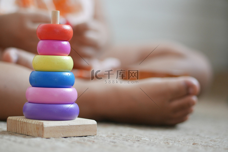 孩子在床上玩婴儿玩具，儿童发展
