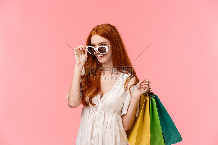 风骚自信、时髦的红发女性在购物