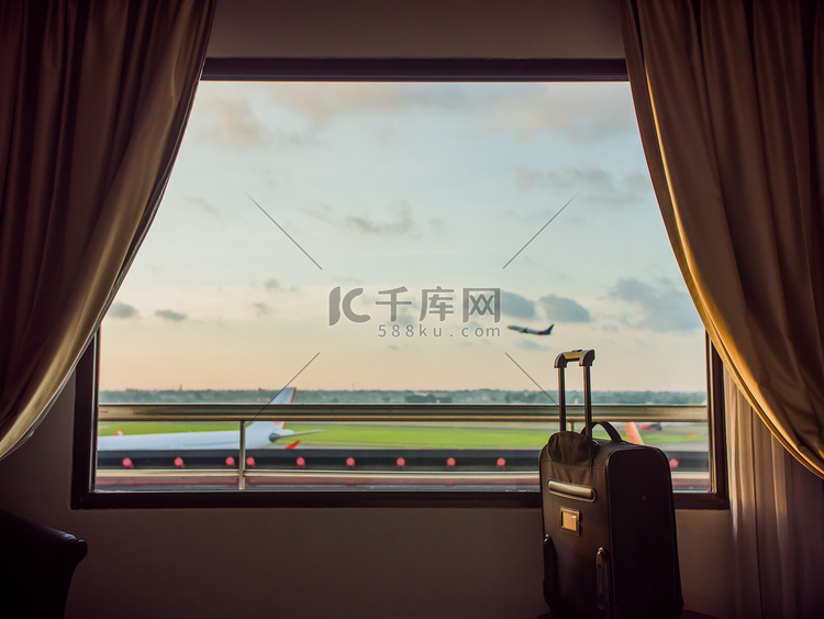 机场附近酒店的窗户和飞机在手提
