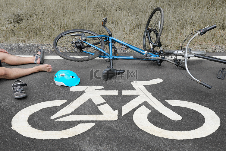 两辆自行车在自行车道上相撞