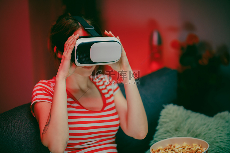 女人戴着 VR 耳机玩电子游戏。