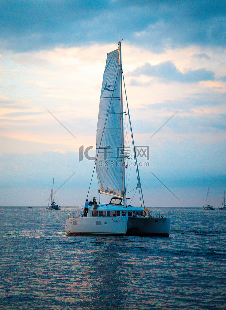 泰国普吉岛蓬贴海角日落期间的帆
