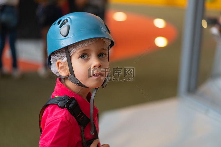 可爱的小女孩登山者，戴着蓝色防