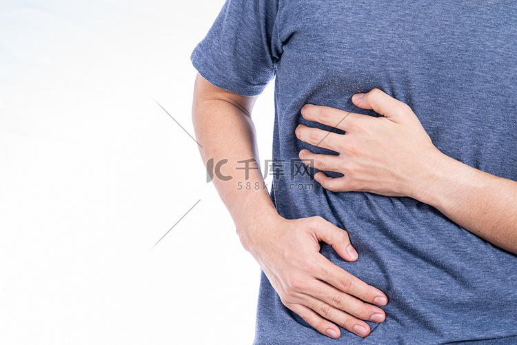 男子手触摸胃、腰部或肝脏位置，