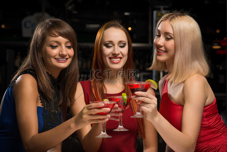 三个女孩在夜总会举杯