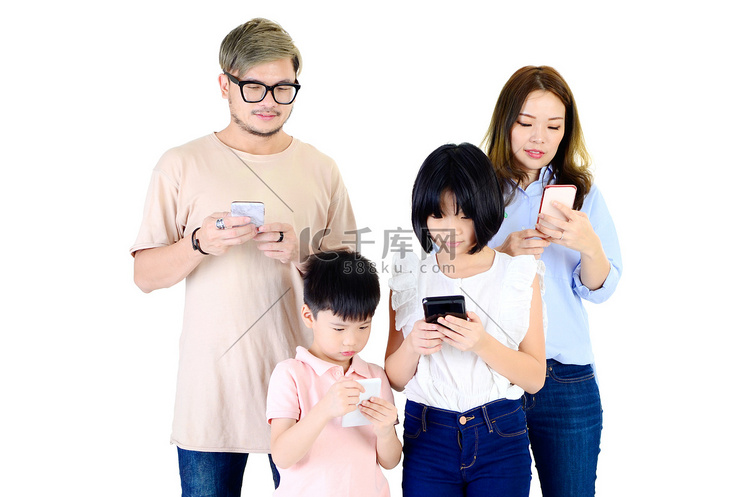 使用智能手机的亚洲家庭