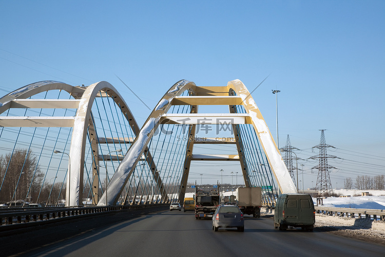 一座现代化的公路桥