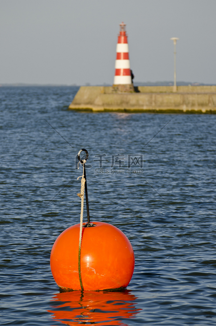 码头上的灯塔和红色浮标