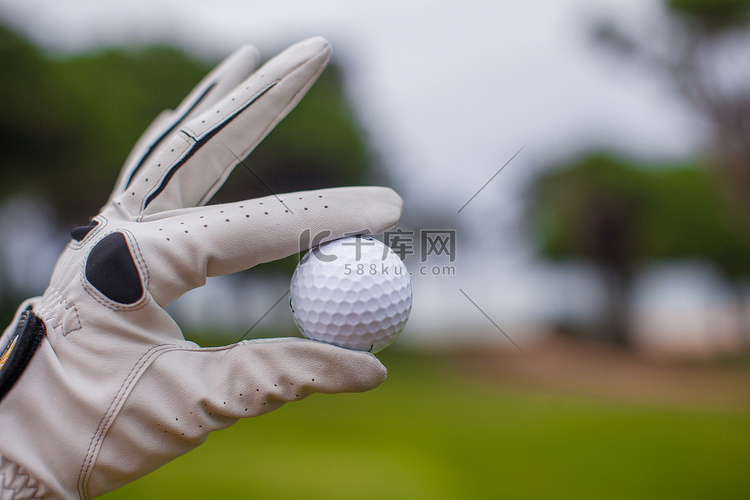 高尔夫球手手里拿着高尔夫球