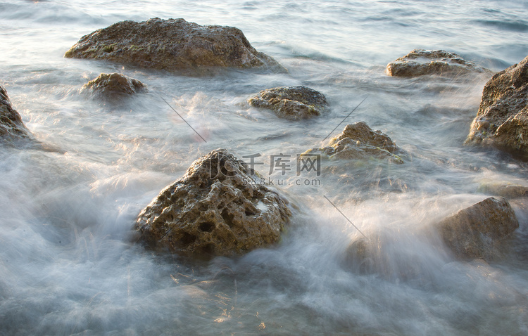 海水中的石头被海浪冲刷