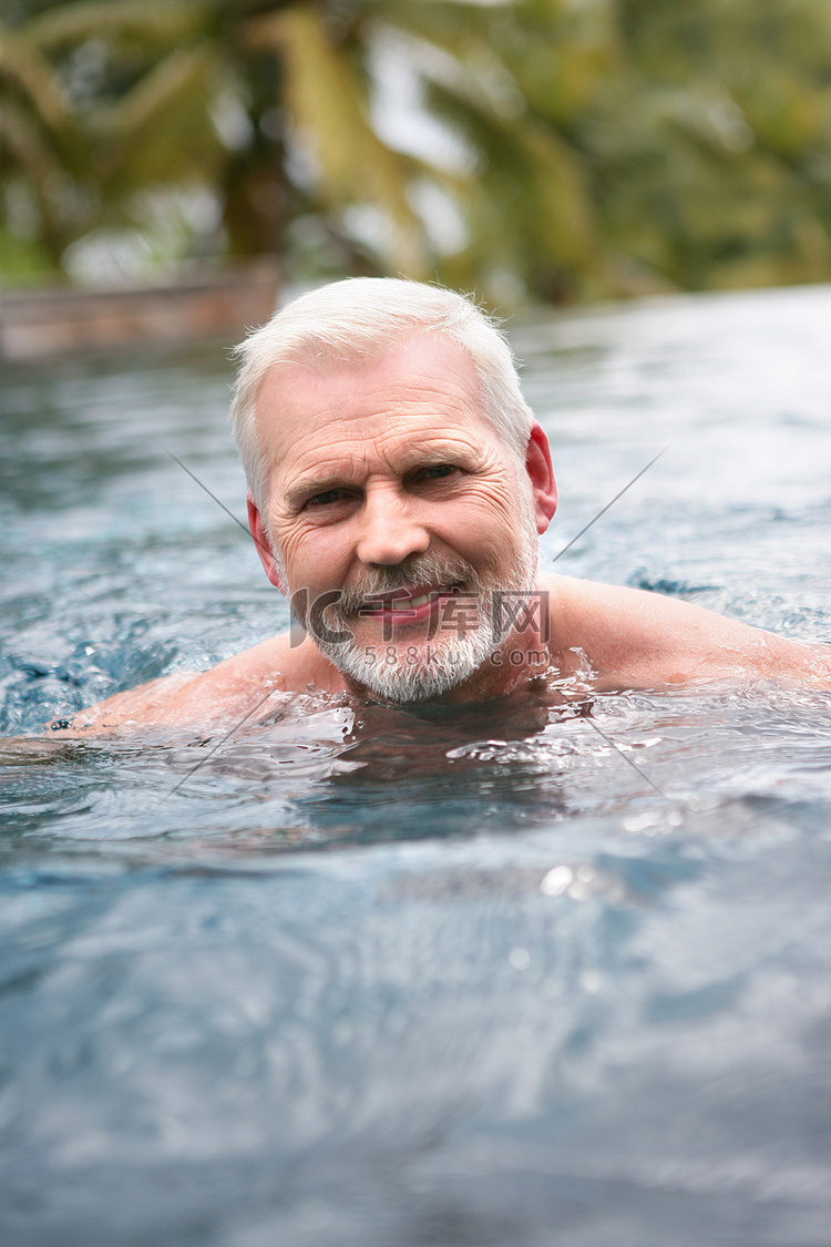 老人游泳