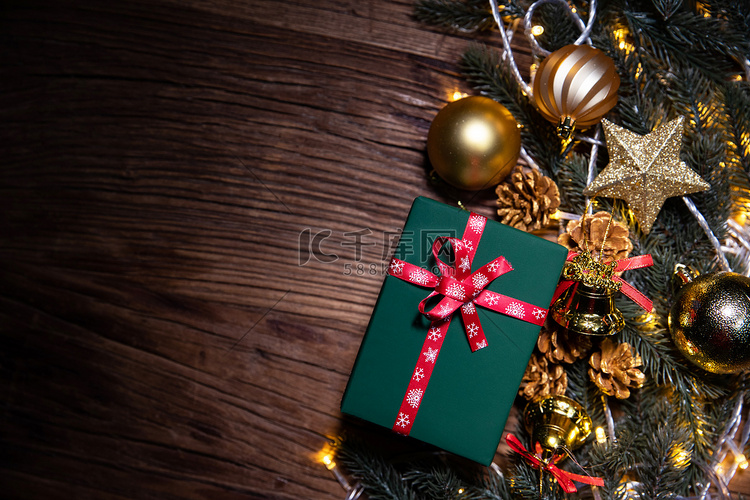 圣诞礼物和圣诞装饰物