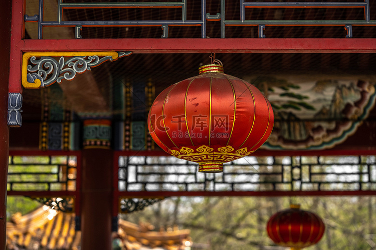 亚洲红灯笼挂在中国凉亭上