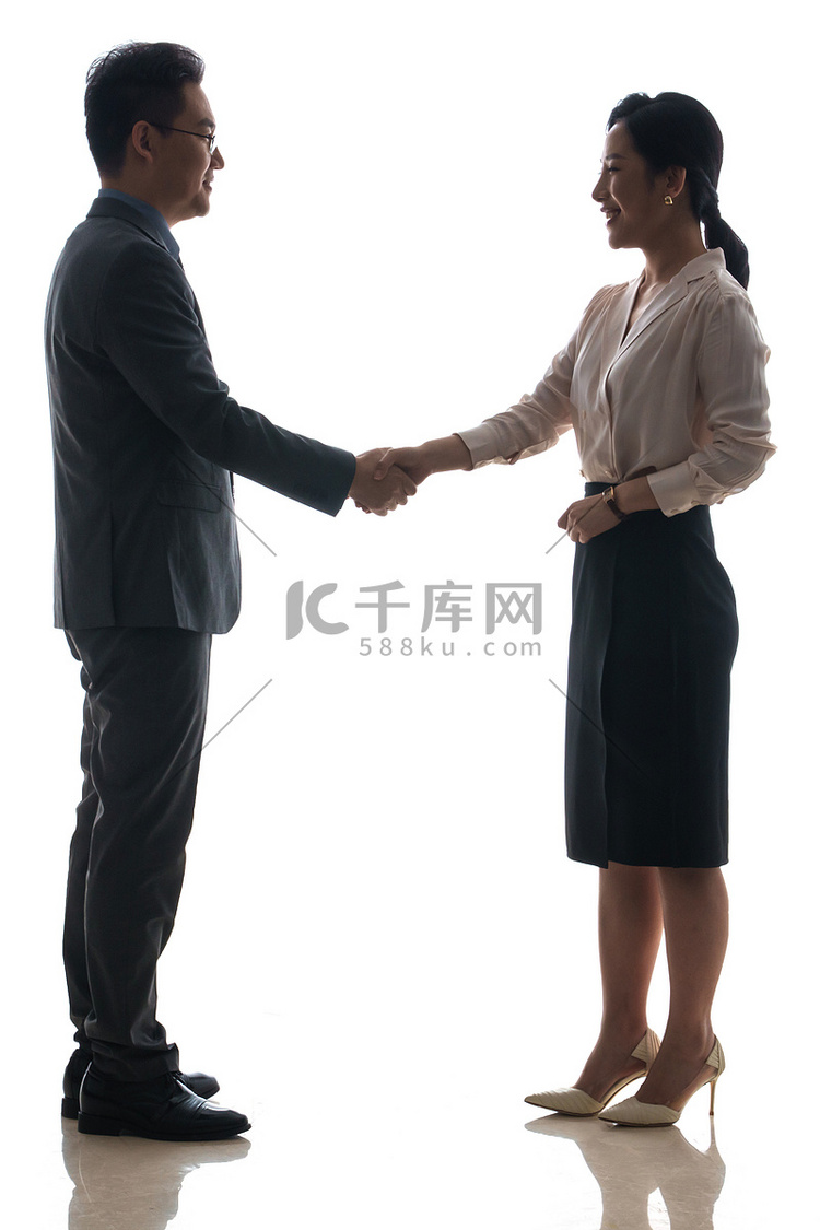 中年商务男士与青年商务女士握手