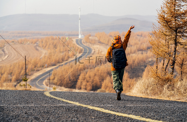 年轻女子户外徒步旅行的背影