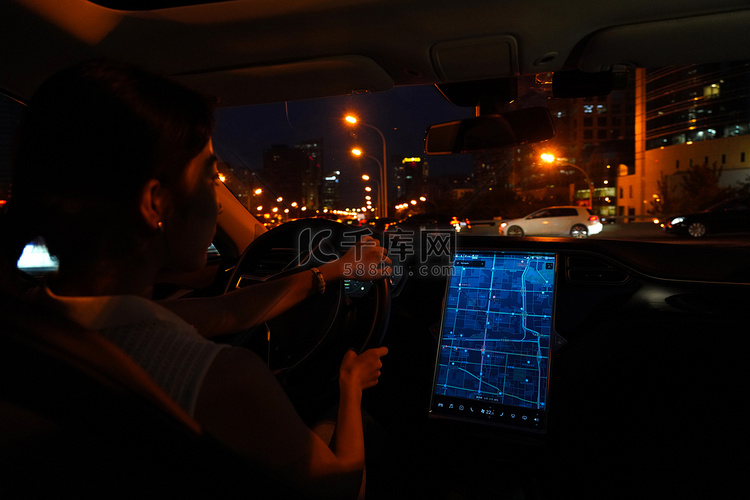 夜晚按屏幕地图开车的青年女人