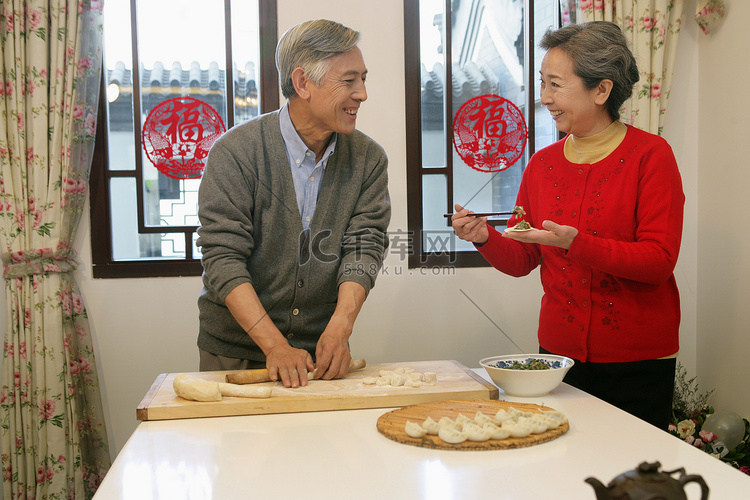 中国老年夫妇春节包饺子