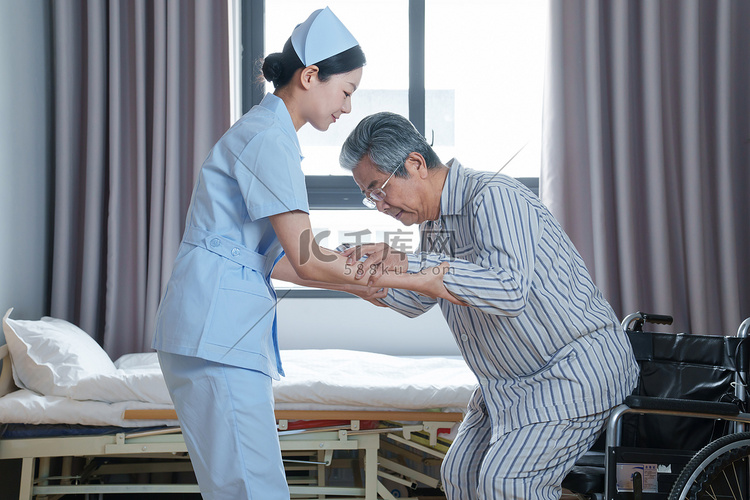 病房内护士照顾生病的老人