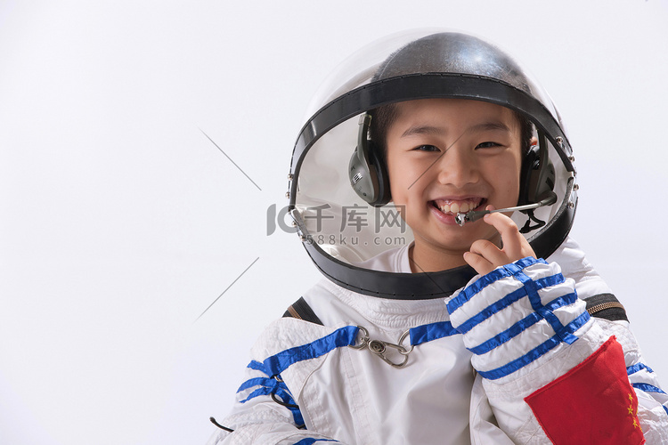 一个身穿宇航服的东方儿童