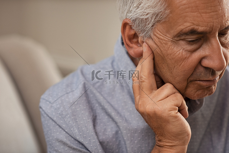 有听力丧失症状的老年男性的侧面