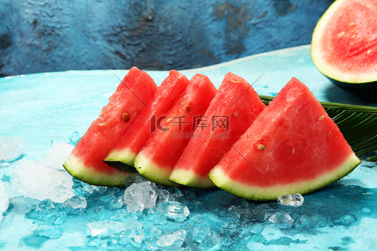 西瓜在蓝色背景。多汁夏日水果片