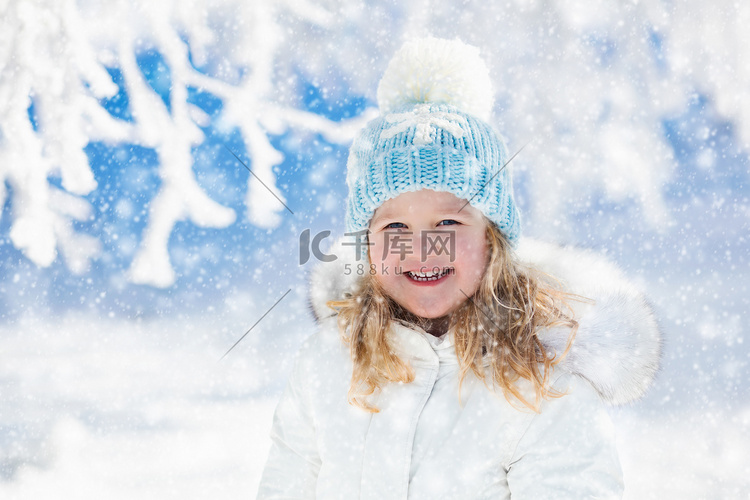 在白雪皑皑的冬季公园开心的孩子