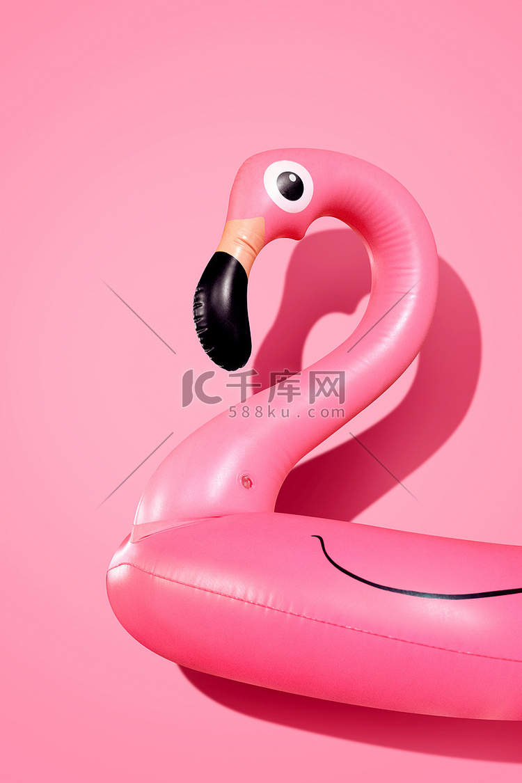 在粉红色背景上的巨型充气火烈鸟