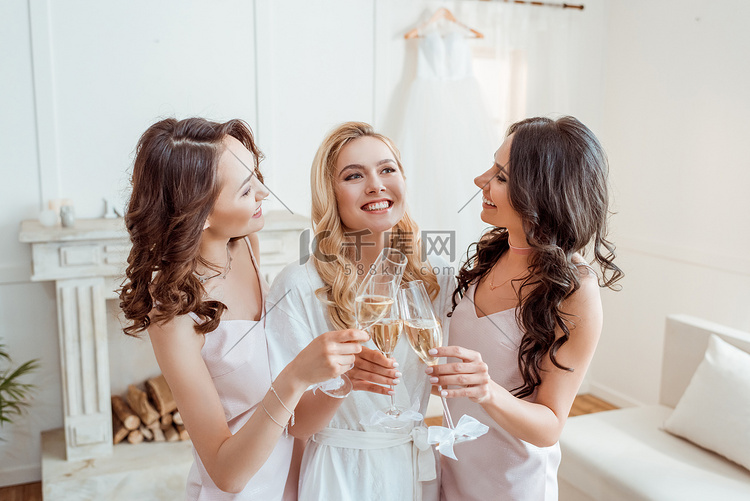 新娘与伴娘敬酒香槟