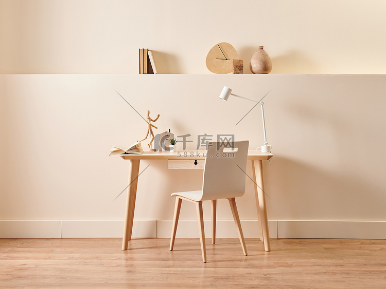 房间里的现代和新型装饰木桌和椅