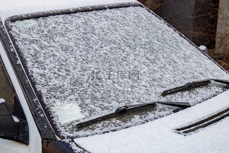 车窗上覆盖着雪.大雪过后