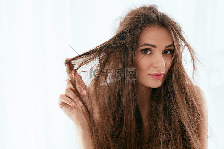 头发问题。长头发干燥和受损的妇