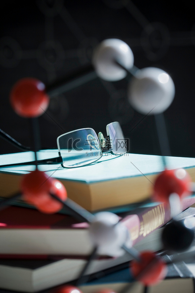带分子模型的眼镜和书