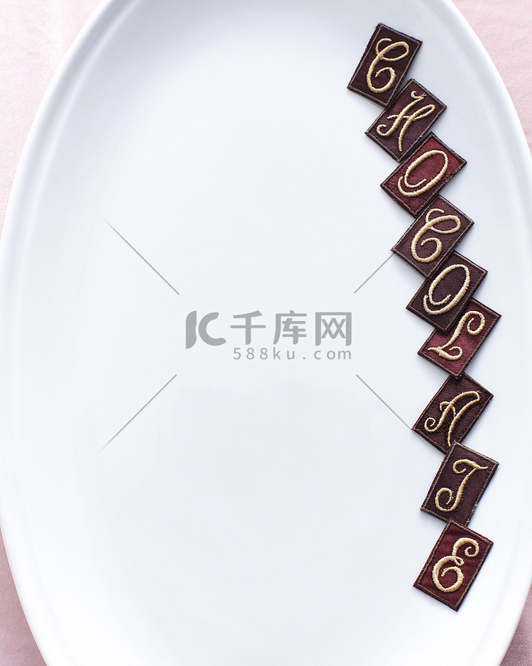 在盘子上用刺绣的字母俯瞰巧克力
