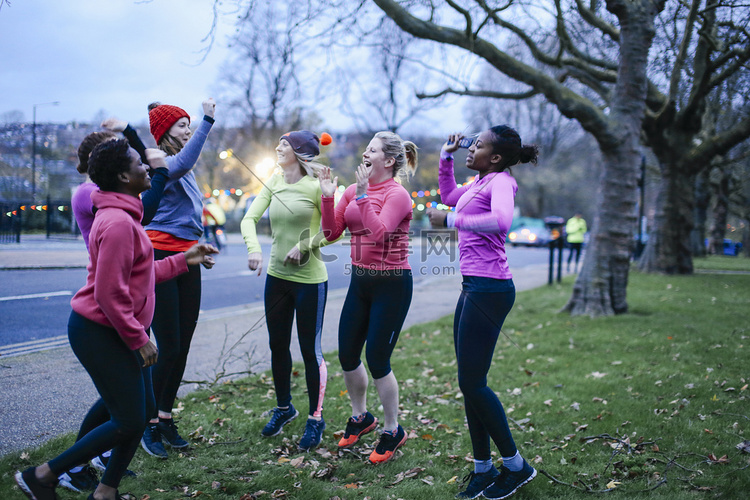 黄昏时分六名成年女跑步者在城市