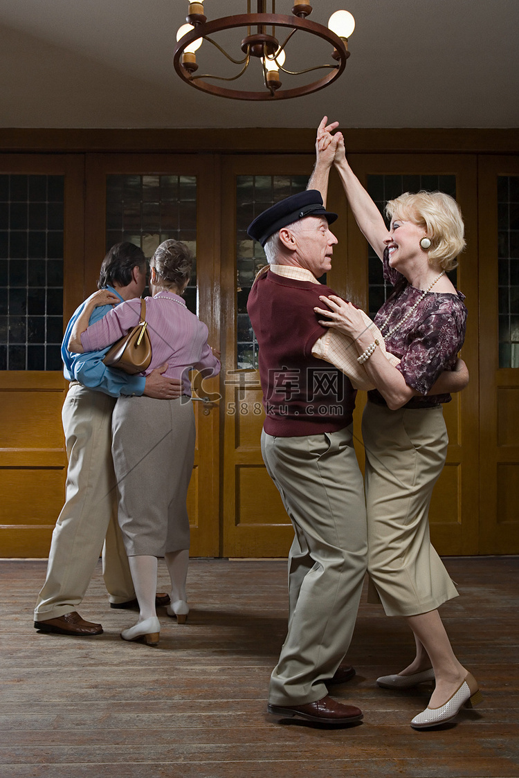 老年情侣跳舞