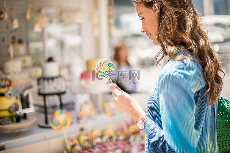 阿联酋迪拜的一名妇女拿着糖果摊