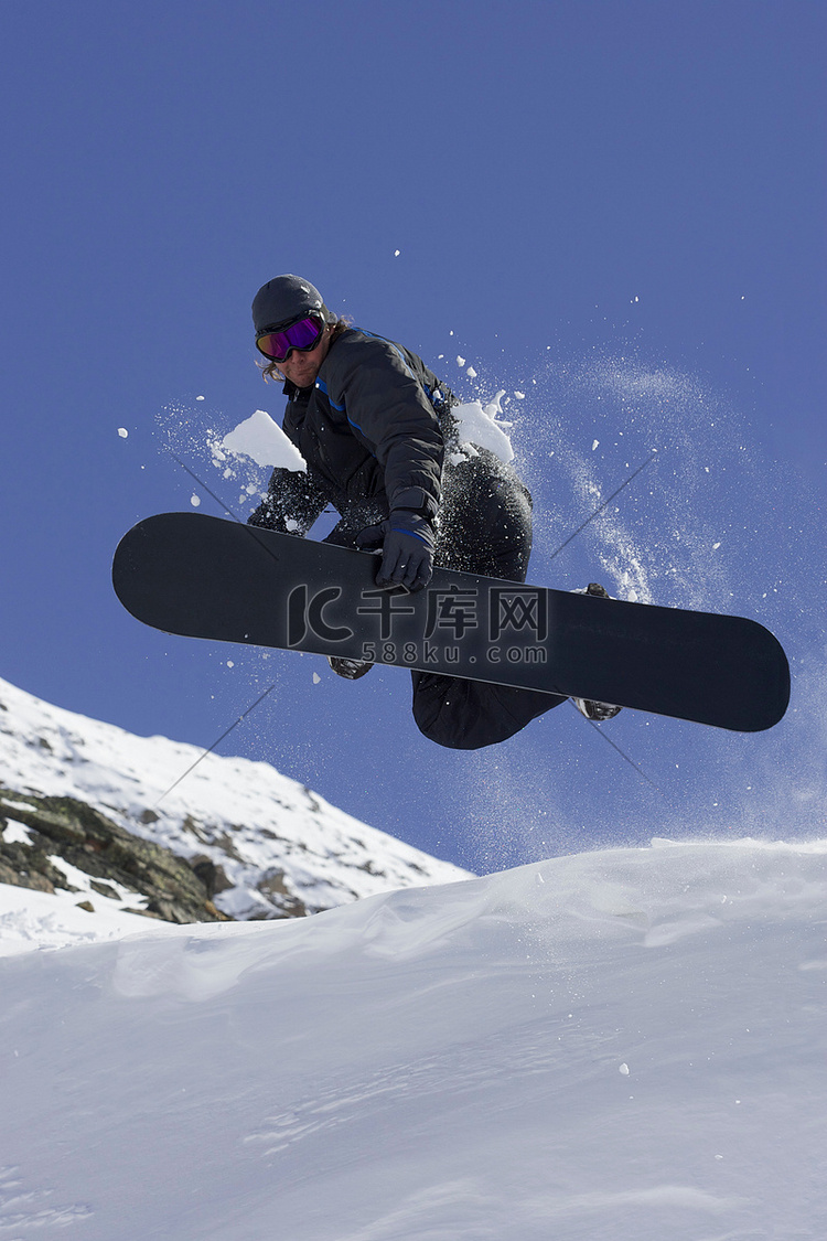滑雪板运动员在斜坡上玩技巧