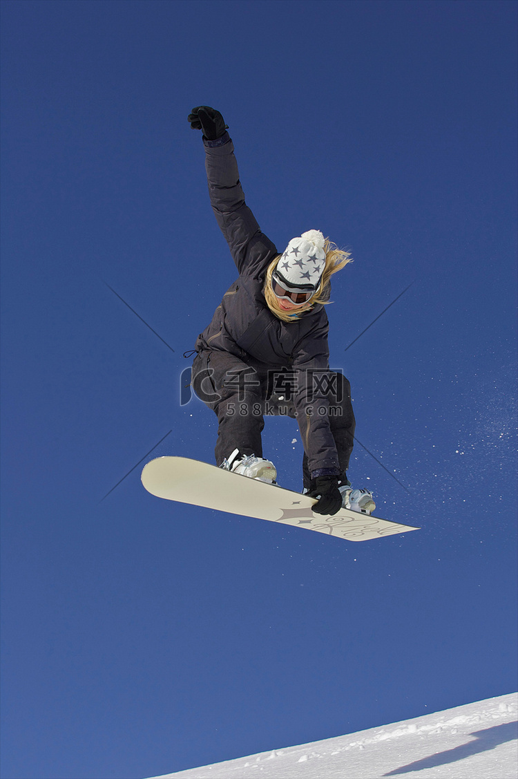 女子单板滑雪运动员抓举跳跃
