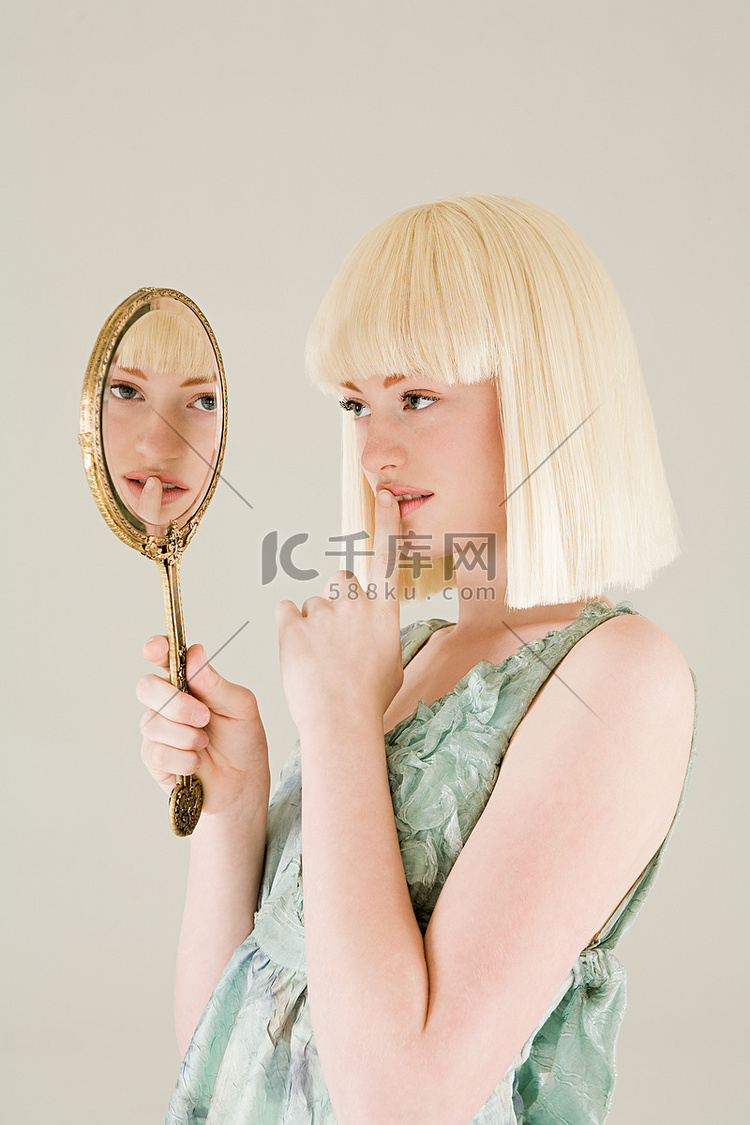 照镜子的年轻女子