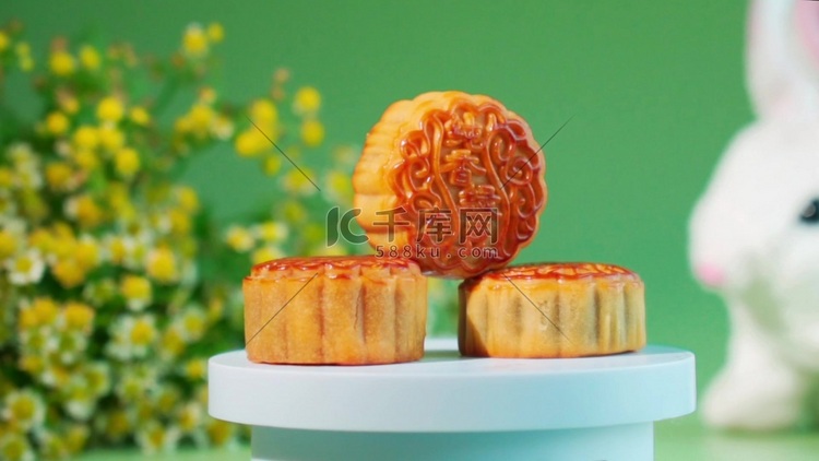 传统节日中秋节绿豆月饼摆拍实拍