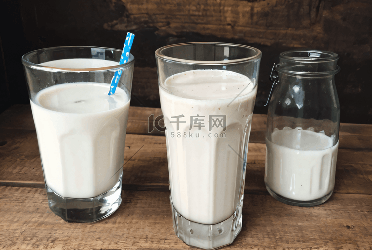 玻璃杯装着的牛奶摄像图2摄影照